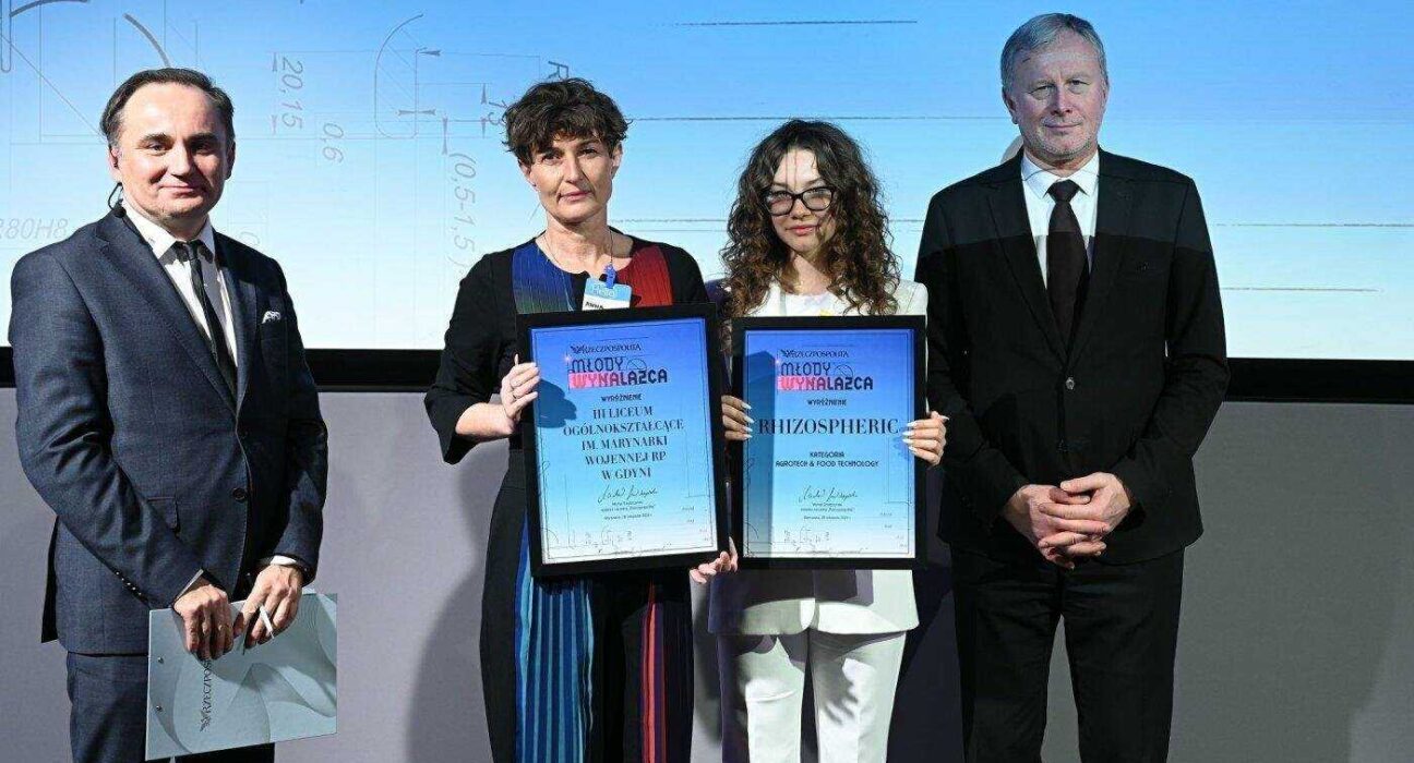 Kornelia Wieczorek i jej opiekun naukowy Anna Rzepa (fot. Cezary Piwowarski, gazeta Rzeczpospolita)