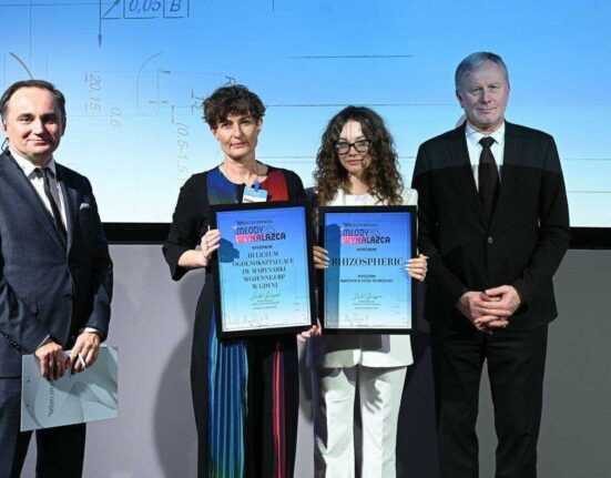 Kornelia Wieczorek i jej opiekun naukowy Anna Rzepa (fot. Cezary Piwowarski, gazeta Rzeczpospolita)