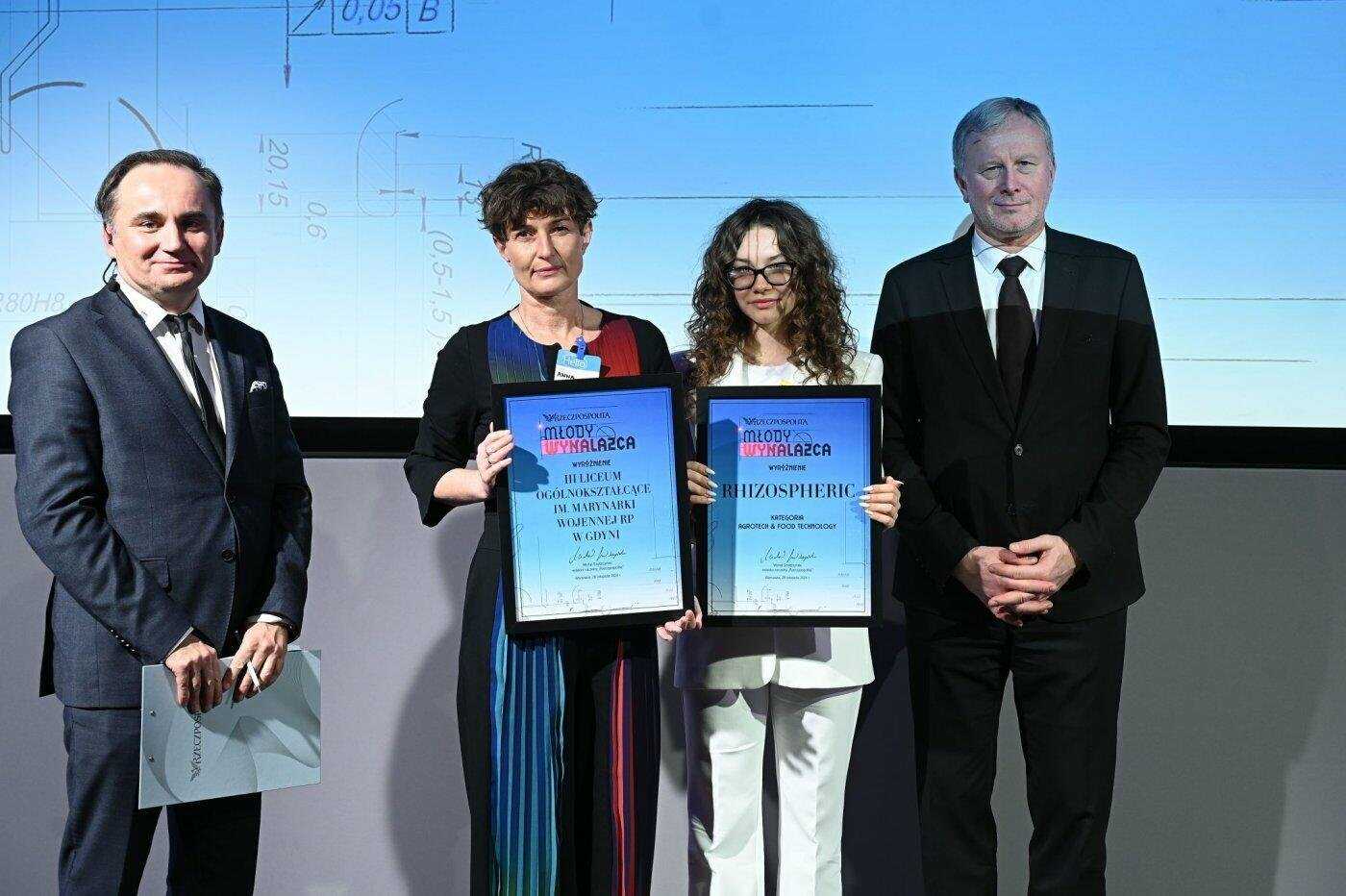 Kornelia Wieczorek i jej opiekun naukowy Anna Rzepa (fot. Cezary Piwowarski, gazeta Rzeczpospolita)