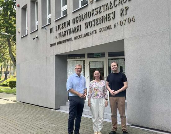 Dr Jakub Pachocki z żoną z wizytą w gdyńskiej Trójce. Na zdj. razem z Wiesławem Kosakowskim, dyrektorem szkoły (mat. prasowe III LO)
