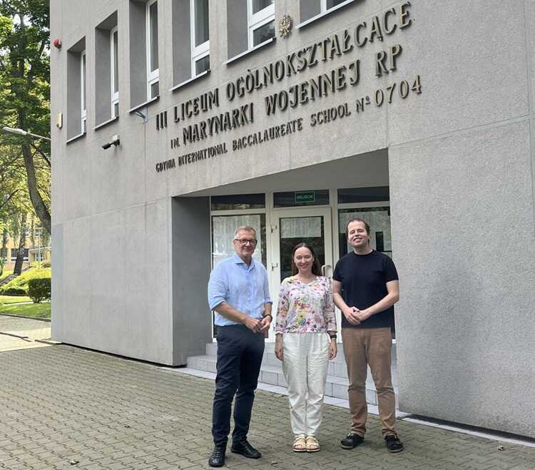 Dr Jakub Pachocki z żoną z wizytą w gdyńskiej Trójce. Na zdj. razem z Wiesławem Kosakowskim, dyrektorem szkoły (mat. prasowe III LO)
