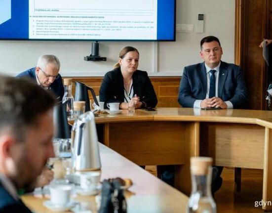 Spotkanie w Pomorskim Urzędzie Wojewódzkim, które odbyło się 17 lipca. Na zdj. m.in. Aleksandra Kosiorek, prezydent Gdyni i Łukasz Kobus, sekretarz miasta i dyrektor generalny Urzędu Miasta Gdyni (fot. Natalia Kawalerowicz)