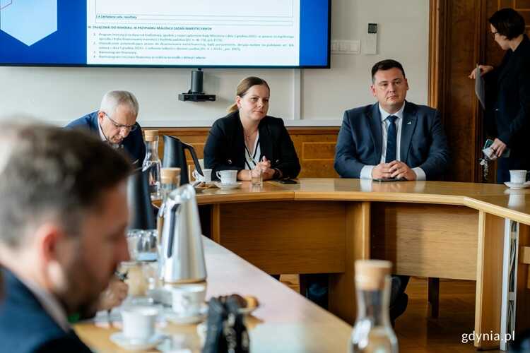 Spotkanie w Pomorskim Urzędzie Wojewódzkim, które odbyło się 17 lipca. Na zdj. m.in. Aleksandra Kosiorek, prezydent Gdyni i Łukasz Kobus, sekretarz miasta i dyrektor generalny Urzędu Miasta Gdyni (fot. Natalia Kawalerowicz)