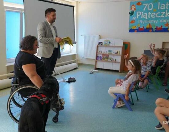Dzieci aktywnie uczestniczyły w zajęciach. Na zdjęciu: Marta Czachor z Wydziału Dostępności i Maciej Zielonka, wiceprezydent Gdyni (fot. Magdalena Starnawska)