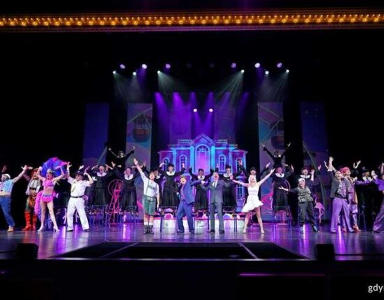 Zdjęcie z próby medialnej musicalu „Producenci”. Scena zbiorowa (fot. Magdalena Czernek)