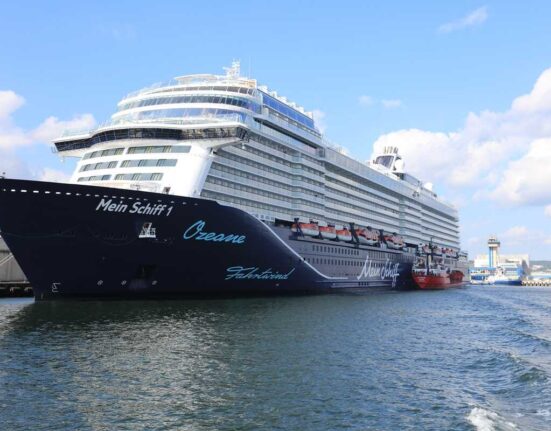 Mein Schiff 1, podobnie jak bliźniacza jednostka Mein Schiff 7, należą do jednych z największych (fot. Tadeusz Urbaniak, Port Gdynia)