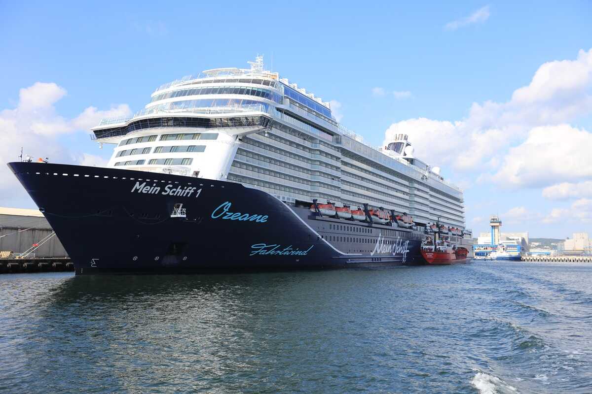 Mein Schiff 1, podobnie jak bliźniacza jednostka Mein Schiff 7, należą do jednych z największych (fot. Tadeusz Urbaniak, Port Gdynia)