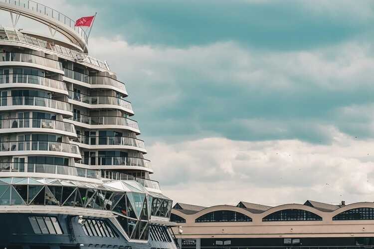 Mein Schiff 1 cumuje przy Nabrzeżu Francuskim (fot. Michał Górnisiewicz z facebookowej grupy Gdynia w obiektywie)