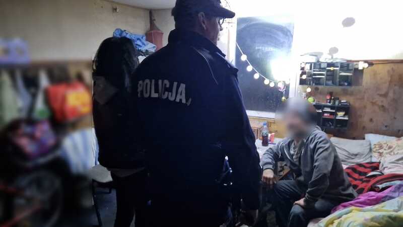 Wspólny patrol policji i pracowników socjalnych sprawdza opuszczone budynki w poszukiwaniu osób potrzebujących pomocy