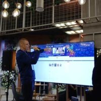 Przemysław Kamiński podczas występu na scenie podczas finału WOŚP w Poznaniu.