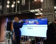 Przemysław Kamiński podczas występu na scenie podczas finału WOŚP w Poznaniu.