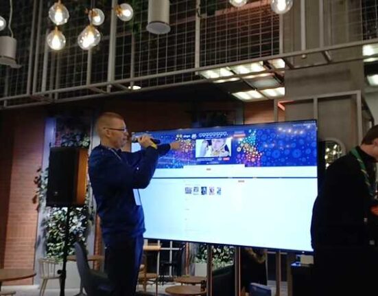 Przemysław Kamiński podczas występu na scenie podczas finału WOŚP w Poznaniu.