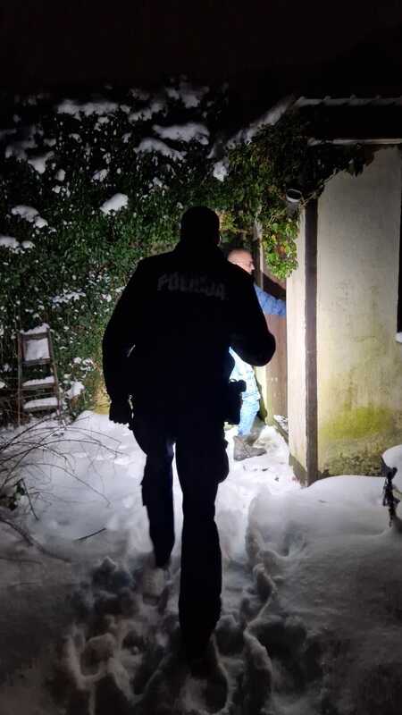 Policyjny patrol zimowy podczas kontroli miejsc przebywania osób w kryzysie bezdomności w powiecie wejherowskim