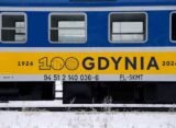 Wagon jubileuszowego pociągu z logo stulecia Gdyni (fot. Mirosław Pieślak/PKP SKM)