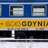 Wagon jubileuszowego pociągu z logo stulecia Gdyni (fot. Mirosław Pieślak/PKP SKM)