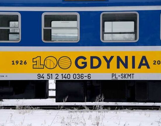 Wagon jubileuszowego pociągu z logo stulecia Gdyni (fot. Mirosław Pieślak/PKP SKM)