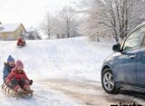 Dziecko wjechało sankami w samochód