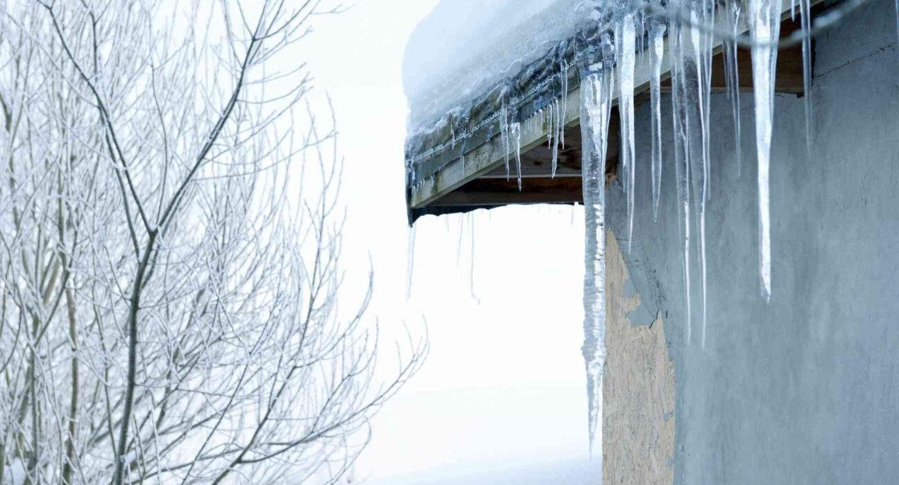 Sople lodu zwisające z krawędzi dachu – zimowe zagrożenie dla przechodniów