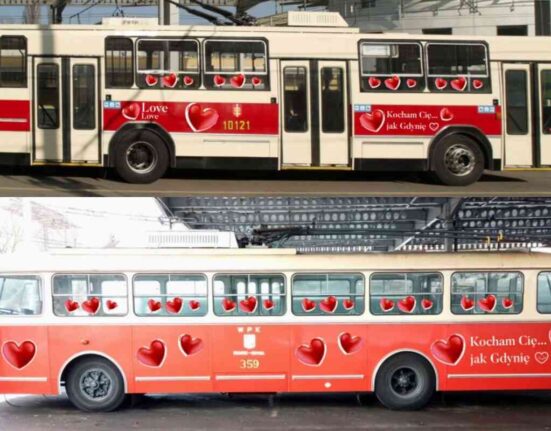 Dwa zabytkowe trolejbusy w Gdyni udekorowane czerwonymi serduszkami i napisami walentynkowymi, prezentowane na kolażu zdjęć.