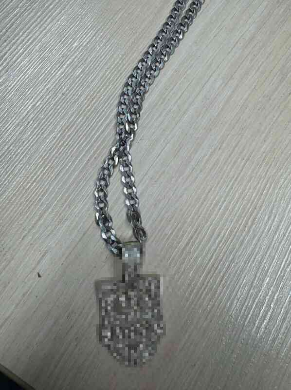 Srebrny łańcuszek z zawieszką – element biżuterii zabezpieczony w sprawie (fragment zamazany)