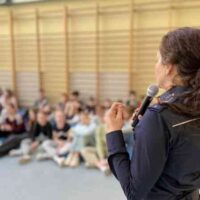 Policjantka prowadzi spotkanie profilaktyczne z uczniami w szkole