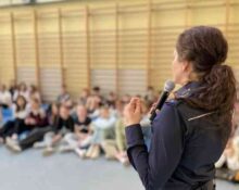 Policjantka prowadzi spotkanie profilaktyczne z uczniami w szkole