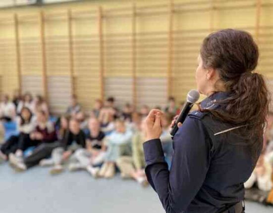 Policjantka prowadzi spotkanie profilaktyczne z uczniami w szkole