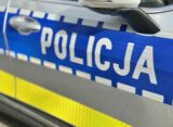 Radiowóz policji z napisem Policja – zdjęcie ilustracyjne do artykułu o oszustwie bankowym