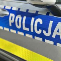 Radiowóz policji z napisem Policja – zdjęcie ilustracyjne do artykułu o oszustwie bankowym