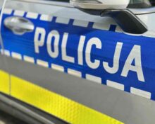Radiowóz policji z napisem Policja – zdjęcie ilustracyjne do artykułu o oszustwie bankowym