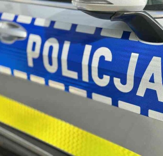 Radiowóz policji z napisem Policja – zdjęcie ilustracyjne do artykułu o oszustwie bankowym