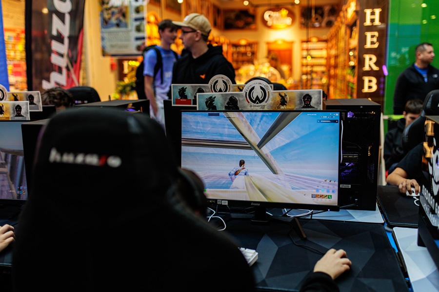Gracz podczas turnieju Fortnite na profesjonalnym stanowisku komputerowym w centrum handlowym