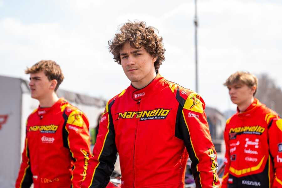 Łukasz Kaszuba w kombinezonie Maranello Racing Kart przed wyścigiem kartingowym