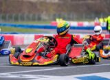 Łukasz Kaszuba numer 816 podczas wyścigu kartingowego na torze w kombinezonie Maranello