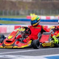 Łukasz Kaszuba numer 816 podczas wyścigu kartingowego na torze w kombinezonie Maranello