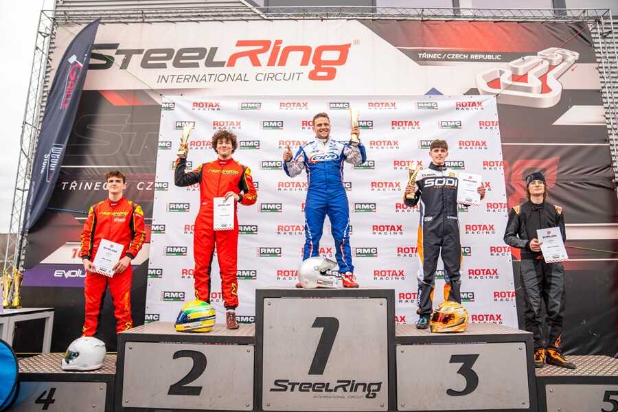Podium zawodów kartingowych na torze Steel Ring w Trzyńcu — Łukasz Kaszuba na drugim miejscu
