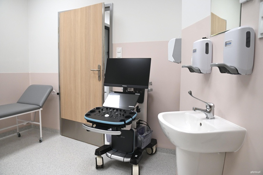 Gabinet diagnostyczny w nowej Pracowni PET/CT Szpitala Morskiego w Gdyni z aparatem USG i leżanką