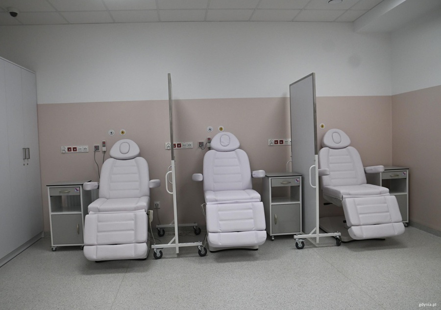 Przedstawiciele władz podczas zwiedzania Pracowni PET/CT w Szpitalu Morskim w Gdyni