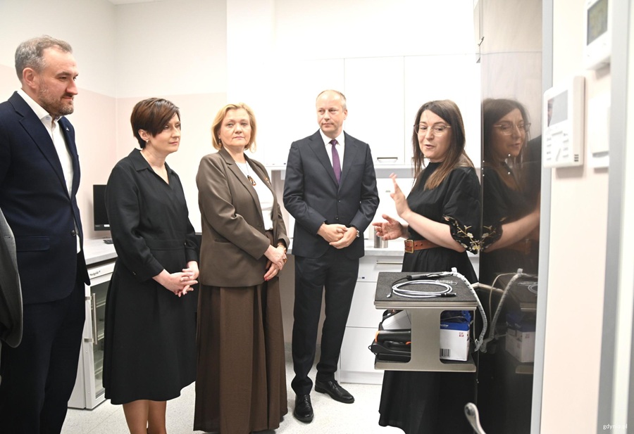 Sala podań znacznika w Pracowni PET/CT Szpitala Morskiego w Gdyni z trzema fotelami dla pacjentów