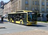 Żółty autobus miejski MAN Lion's City numer 840 PKM Katowice na linii 10 w kierunku Sądowej, jadący przez skrzyżowanie w centrum Katowic.