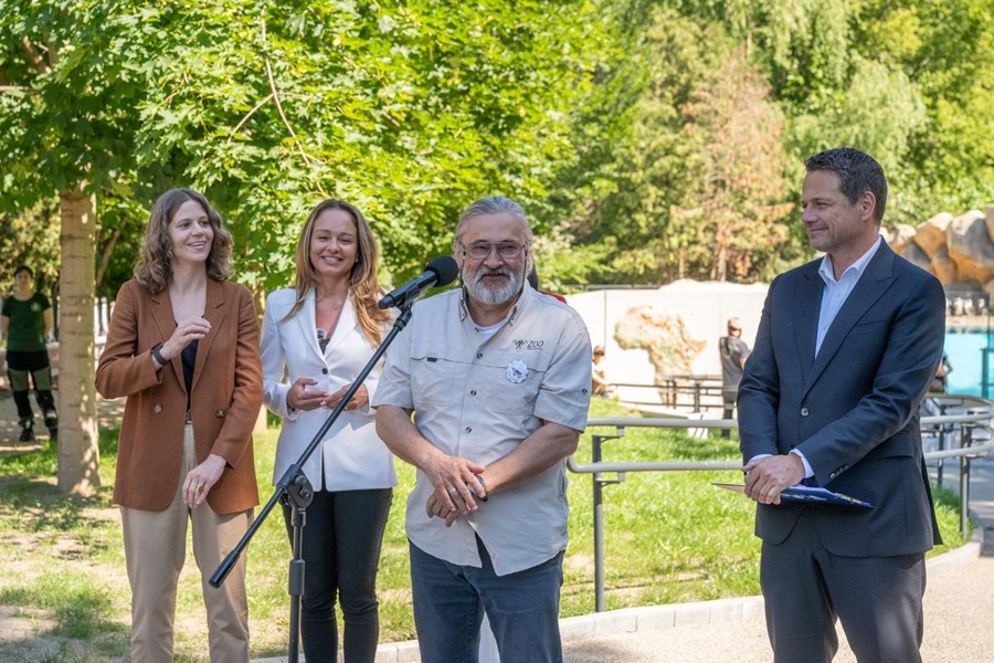 Andrzej Kruszewicz, dyrektor Warszawskiego ZOO, przemawia podczas ceremonii otwarcia nowego pawilonu pingwinów przylądkowych, 9 czerwca 2026