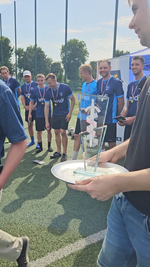 Drużyna Lendi Gdynia FC odbiera trofeum za zwycięstwo w II Turnieju Charytatywnym w Rumi 2026