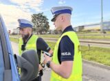 Policjanci ruchu drogowego podczas kontroli trzeźwości kierowcy