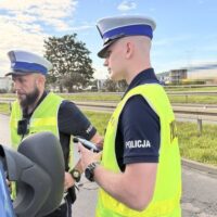Policjanci ruchu drogowego podczas kontroli trzeźwości kierowcy