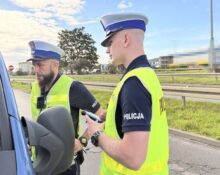 Policjanci ruchu drogowego podczas kontroli trzeźwości kierowcy