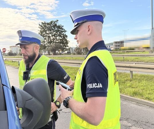 Policjanci ruchu drogowego podczas kontroli trzeźwości kierowcy