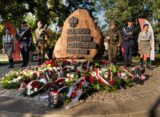 Pomnik Polskiego Państwa Podziemnego na Targu Rakowym w Gdańsku podczas obchodów rocznicy Powstania Warszawskiego