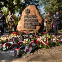 Pomnik Polskiego Państwa Podziemnego na Targu Rakowym w Gdańsku podczas obchodów rocznicy Powstania Warszawskiego