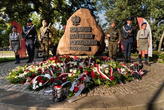 Pomnik Polskiego Państwa Podziemnego na Targu Rakowym w Gdańsku podczas obchodów rocznicy Powstania Warszawskiego