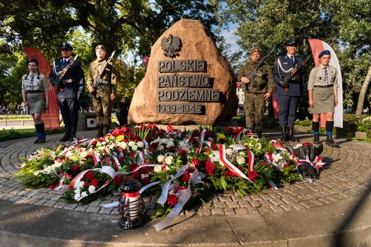 Pomnik Polskiego Państwa Podziemnego na Targu Rakowym w Gdańsku podczas obchodów rocznicy Powstania Warszawskiego